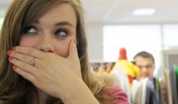 Chuyện tế nhị: Chết ngạt với đồng nghiệp 'xả mùi'nơi công sở