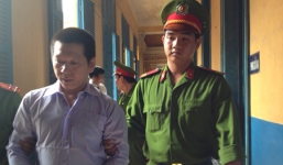 Bé gái 5 tuổi bắt gặp gã đàn ông 'làm bậy' với bạn mình