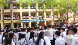 Clip nam nữ sinh quẩy tưng bừng trong lễ bế giảng