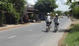 Truy tìm thủ phạm đâm vào mông, tay của nữ sinh
