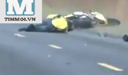 Clip: Quái xế nằm bất động sau cú té xe kinh hoàng