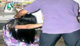 Con gái vừa lên xe hoa, cha cầm dao đâm chết mẹ