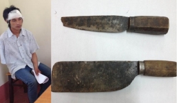 Dùng dao chém nhiều nhát khiến bố tử vong vì đuổi mẹ ra khỏi nhà