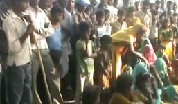  Hai chị em họ bị cưỡng hiếp rồi treo lên cây