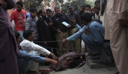 Thai phụ bị người thân ném đá đến chết vì... cưới người mình yêu