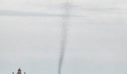 Hoảng hốt trước cảnh vòi rồng muỗi xuất hiện trên bầu trời