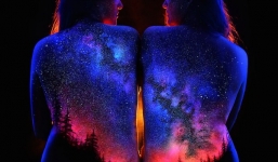 Cận cảnh những bức ảnh phát sáng kỳ diệu trên lưng mẫu nude