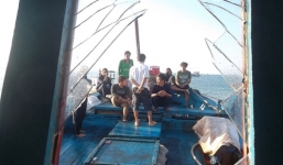 Tàu Trung Quốc phun vòi rồng, ném đá tàu ngư dân Việt Nam