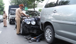 Tai nạn liên hoàn, siêu xe Bentley biển 9999 bẹp đầu