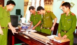 Hơn 20 người cầm dao truy sát nam thanh niên trên phố