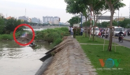 Thi thể người phụ nữ bị cắt cổ nằm chết bí ẩn trên mô đất