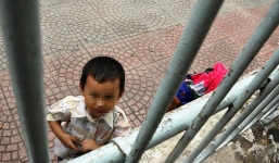 Con trai bảo mẫu Nhờ một mình ở cổng tòa trong ngày xử mẹ