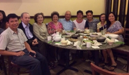 Giây phút đoàn tụ hạnh phúc cùng gia đình của danh hài Hoài Linh