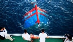 Tàu cá bị Trung Quốc đâm chìm chưa thể cập bờ