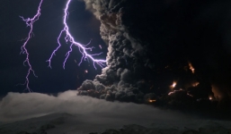 Điều gì sẽ xảy ra khi sét đánh vào núi lửa đang phun trào?