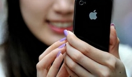 Bị bong võng mạc vì nhắn tin điện thoại nhiều với bạn gái