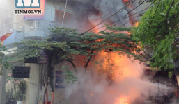 Cả khu phố hoảng loạn vì cột điện cháy lớn