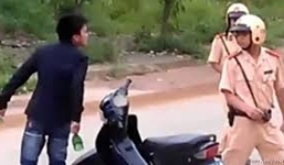 Cướp lại xe vi phạm từ tay cảnh sát giao thông