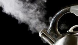 Nghi ngoại tình, chồng cầm rìu đập nát tay, đổ nước sôi lên đầu vợ