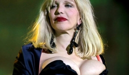 Ca sĩ nổi tiếng Courtney Love khoe vòng 1 dị dạng sau thẩm mỹ