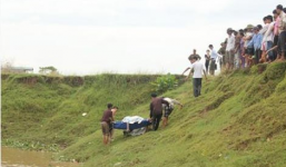 Thi thể người đàn ông nổi sát bờ sông Hồng