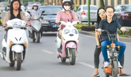 Xe máy điện không biển vẫn 'chạy' vô tư trên đường