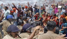 Sốc: Một người phụ nữ bị cưỡng hiếp tập thể, ép uống axít 