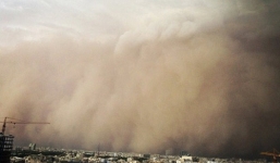 Bão cát kỳ dị biến ngày thành đêm ở Iran