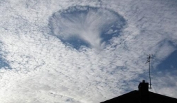 Sự thật lỗ thủng khổng lồ bí ẩn trên bầu trời Califonia