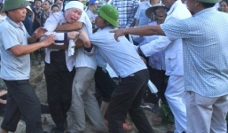 Hàng trăm người dân rơi lệ trong đám tang vợ chồng chủ hiệu cầm đồ