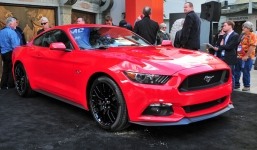 Ford Mustang 2015 tăng cân lên khá nhiều