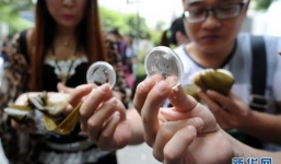 Đại gia nhét tiển triệu vào 100 chiếc bánh bao, phát miễn phí