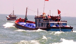 Clip: Ngư dân Hoàng Sa thức trắng đêm canh tàu Trung Quốc