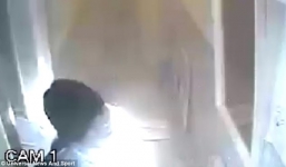 Tẩm xăng thiêu sống vợ ngay tại chỗ làm việc vì đòi ly hôn