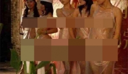 6 cô gái gần như khỏa thân đứng trước cửa hàng thu hút khách