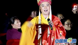 Đường Tăng cưỡi ngựa mua vui kiếm sống ở tuổi 56