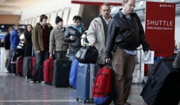 Hành khách giấu gần 70 chim quý trong quần