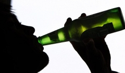 Say rượu, mẹ bóp chết con gái 2 tháng tuổi