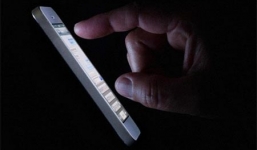 Suýt mù vì nhắn tin điện thoại trong bóng tối