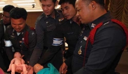 Thái Lan: Tắc đường, cảnh sát giao thông đỡ đẻ ngay giữa phố