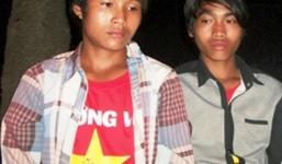 4 phu vàng trẻ con tự giải thoát khỏi bãi vàng khổ sai