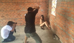 Hậu trường chụp ảnh hotgirl 'buông thả' vòng 1 'nửa hở nửa che'