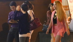 Hoài Lâm vui vẻ đi ăn đêm cùng Mi-A