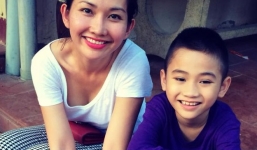 Kim Hiền cùng con trai ăn vận giản dị đi chơi