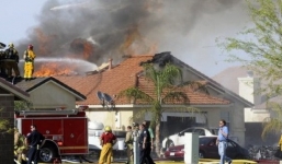 Máy bay quân sự Mỹ đâm vào nhà dân