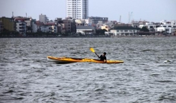 Mưa giông bất ngờ, thuyền chở 2 VĐV lật úp ở Hồ Tây, một chết, một mất tích