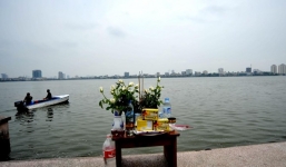 Thuyền lật úp giữa hồ Tây, 1 người chết, 1 người mất tích