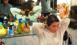 Bắt tú bà trói chân gái bán dâm để làm giàu