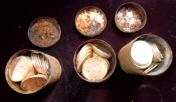 Người phụ nữ đổi đời nhờ bới được 11 cây vàng từ bãi rác 