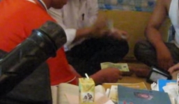 Bốn thầy giáo chơi bài ăn tiền khi đi tuyển sinh